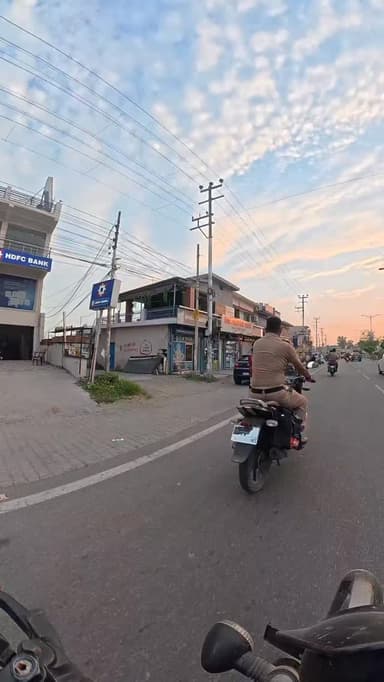 बिना हेल्मेट बिना नम्बर प्लेट की बाइक दौडाती हुई डोईवाला उत्तराखंड पुलिस
