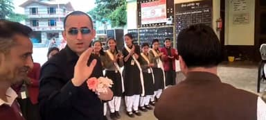 विद्यार्थी नशे से दूर रहकर अपने कैरियर निर्माण पर दें विशेष ध्यान : राहुल वर्मा
Kullu Times
राज्य विधिक सेवा प्राधिकरण, हिमाचल प्रदेश, शिमला के निर्देशों के अनुपालन में तथा उप मंडलीय विधिक सेवा समिति (SDLSC), मनाली के तत्वावधान में आज राजकीय वरिष्ठ माध्यमिक विद्यालय, पनगां (तहसील मनाली, जिला कुल्लू) में विधिक साक्षरता शिविर का आयोजन किया गया। कार्यक्रम का आयोजन राजकीय प्राथमिक विद्यालय, पनगां के सहयोग से किया गया। शिविर की थीम “सशक्त, समर्थ एवं समरस समाज – संवैधानिक लक्ष्य” रही।
कार्यक्रम की अध्यक्षता उप मंडलीय विधिक सेवा समिति, मनाली के अध्यक्ष एवं सिविल जज-कम-जेएमएफसी, मनाली राहुल वर्मा ने की। अपने संबोधन में उन्होंने विद्यार्थियों एवं उपस्थित जनसमुदाय को भारतीय संविधान में निहित मौलिक अधिकारों एवं कर्तव्यों, निःशुल्क विधिक सहायता, महिला एवं बाल संरक्षण संबंधी कानूनों तथा विभिन्न जनकल्याणकारी विधिक प्रावधानों की जानकारी प्रदान की।