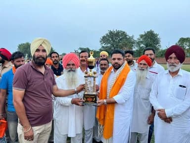 ਖੇਡਾਂ ਨੌਜਵਾਨਾਂ ਨੂੰ ਨਸ਼ਿਆਂ ਤੋਂ ਦੂਰ ਰੱਖ ਕੇ ਸਿਹਤਮੰਦ ਸਮਾਜ ਦੀ ਸਿਰਜਣਾ ਕਰਦੀਆਂ ਹਨ :ਐਡਵੋਕੇਟ ਅਮਨਦੀਪ ਜੈਂਤੀਪੁਰ
ਬਟਾਲਾ 22 ਜੂਨ(ਨਰਿੰਦਰ ਕੌਰ ਪੁਰੇਵਾਲ, ਰਿੰਕੂ ਰਾਜਾ) ਹਲਕਾ ਬਟਾਲਾ ਦੇ ਸੀਨੀਅਰ ਕਾਂਗਰਸੀ ਆਗੂ ਐਡਵੋਕੇਟ ਅਮਨਦੀਪ ਜੈਂਤੀਪੁਰ ਵੱਲੋਂ ਵਾਰਡ ਨੰਬਰ 25 ਮੜੀਆਂਵਾਲ ਵਿਖੇ ਧੰਨ-ਧੰਨ ਬਾਬਾ ਦੀਪ ਸਿੰਘ ਜੀ ਸਪੋਰਟਸ ਕਲੱਬ ਵੱਲੋਂ ਕਰਵਾਏ ਗਏ ਕ੍ਰਿਕਟ ਟੂਰਨਾਮੈਂਟ ਵਿੱਚ ਵਿਸ਼ੇਸ਼ ਤੌਰ 'ਤੇ ਸ਼ਿਰਕਤ ਕੀਤੀ ਗਈ। ਇਸ ਮੌਕੇ ਉਨ੍ਹਾਂ ਵੱਲੋਂ ਜੇਤੂ ਅਤੇ ਉਪ ਜੇਤੂ ਟੀਮਾਂ ਦੇ ਖਿਡਾਰੀਆਂ ਨੂੰ ਇਨਾਮ ਵੰਡ ਕੇ ਸਨਮਾਨਿਤ ਕੀਤਾ ਗਿਆ ਅਤੇ ਟੂਰਨਾਮੈਂਟ ਦੇ ਸਫਲ ਆਯੋਜਨ ਲਈ ਕਲੱਬ ਦੇ ਮੈਂਬਰਾਂ ਅਤੇ ਸਮੂਹ ਪਿੰਡ ਵਾਸੀਆਂ ਨੂੰ ਮੁਬਾਰਕਬਾਦ ਦਿੱਤੀ ਗਈ।
ਇਸ ਮੌਕੇ ਸੰਬੋਧਨ ਕਰਦਿਆਂ ਐਡਵੋਕੇਟ ਅਮਨਦੀਪ ਜੈਂਤੀਪੁਰ ਨੇ ਕਿਹਾ ਕਿ ਇਸ ਪਿੰਡ ਦੀ ਤਰਾਂ ਹੋਰ ਪਿੰਡਾਂ, ਸ਼ਹਿਰਾਂ ਅਤੇ ਕਸਬਿਆਂ ਵਿੱਚ ਇਸ ਤਰ੍ਹਾਂ ਦੇ ਖੇਡ ਟੂਰਨਾਮੈਂਟ ਹੋਣੇ ਚਾਹੀਦੇ ਹਨ, ਕਿਉਂਕਿ ਖੇਡਾਂ ਨੌਜਵਾਨਾਂ ਨੂੰ ਨਸ਼ਿਆਂ ਵਰਗੀ ਸਮਾਜਿਕ ਬੁਰਾਈ ਤੋਂ ਦੂਰ ਰੱਖਣ ਵਿੱਚ ਅਹਿਮ ਭੂਮਿਕਾ ਨਿਭਾਉਂਦੀਆਂ ਹਨ। ਉਨ੍ਹਾਂ ਕਿਹਾ ਕਿ ਖੇਡਾਂ ਰਾਹੀਂ ਨੌਜਵਾਨ ਆਪਣੀ ਊਰਜਾ ਨੂੰ ਸਕਾਰਾਤਮਕ ਦਿਸ਼ਾ ਵਿੱਚ ਲਗਾ ਕੇ ਆਪਣੇ ਪਿੰਡ, ਇਲਾਕੇ ਅਤੇ ਪੰਜਾਬ ਤੇ ਦੇਸ਼ ਦਾ ਨਾਮ ਰੌਸ਼ਨ ਕਰ ਸਕਦੇ ਹਨ।
ਉਨ੍ਹਾਂ ਕਿਹਾ ਕਿ ਖੇਡਾਂ ਸਿਰਫ਼ ਸਰੀਰਕ ਤੌਰ 'ਤੇ ਹੀ ਨਹੀਂ,ਸਗੋਂ ਮਾਨਸਿਕ ਤੌਰ 'ਤੇ ਵੀ ਮਨੁੱਖ ਨੂੰ ਮਜ਼ਬੂਤ ਬਣਾਉਂਦੀਆਂ ਹਨ। ਖੇਡਾਂ ਨਾਲ ਅਨੁਸ਼ਾਸਨ,ਟੀਮ ਭਾਵਨਾ,ਲੀਡਰਸ਼ਿਪ ਅਤੇ ਮੁਕਾਬਲੇ ਦੀ ਭਾਵਨਾ ਪੈਦਾ ਹੁੰਦੀ ਹੈ, ਜੋ ਜੀਵਨ ਵਿੱਚ ਸਫਲਤਾ ਹਾਸਲ ਕਰਨ ਲਈ ਬਹੁਤ ਜ਼ਰੂਰੀ ਹਨ। ਉਨ੍ਹਾਂ ਨੌਜਵਾਨਾਂ ਨੂੰ ਅਪੀਲ ਕੀਤੀ ਕਿ ਉਹ ਵੱਧ ਚੜ੍ਹ ਕੇ ਖੇਡ ਗਤੀਵਿਧੀਆਂ ਵਿੱਚ ਹਿੱਸਾ ਲੈਣ ਅਤੇ ਸਿਹਤਮੰਦ ਸਮਾਜ ਦੀ ਸਿਰਜਣਾ ਵਿੱਚ ਆਪਣਾ ਯੋਗਦਾਨ ਪਾਉਣ।
ਟੂਰਨਾਮੈਂਟ ਦੌਰਾਨ ਵੱਡੀ ਗਿਣਤੀ ਵਿੱਚ ਖੇਡ ਪ੍ਰੇਮੀਆਂ, ਪਿੰਡ ਵਾਸੀਆਂ ਅਤੇ ਕਲੱਬ ਮੈਂਬਰਾਂ ਨੇ ਹਾਜ਼ਰੀ ਭਰੀ।