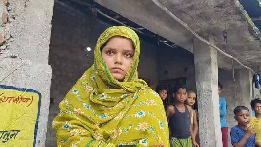 लव जिहाद पूर्णियाँ वाया पुरुलिया बंगाल ----- 🔥
लड़का मियां लड़की हिंदू (बंगाली ब्राह्मण)
हरेरामपुर बायसी (पूर्णियाँ) का मियां छौड़ा इस नाबालिक लड़की को फसा के अपने घर ले आया -- फिलहाल लड़की बायसी थाने में है परिवार से संपर्क किया गया है -- जिहादी लड़का भाग गया है!!
इस नाबालिक का बयान सुनिये जो हर मां बाप को सोचने पर जरूर मजबूर करेगा!!
#LoveJihaad