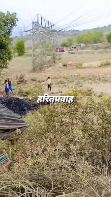 सिंगरौली में खाखन पुल पर कोयले से भरा ट्रक पलटा:बाइक सवार दो युवक घायल; ड्राइवर वाहन के नीचे फंसा, रेस्क्यू जारी