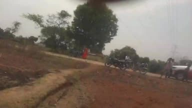 खाद न मिलने से आहत युवक चढ़ा हाईटेंशन टावर पर, प्रशासन में मचा हड़कंप