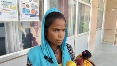 चित्रकूट बांदा निवासी मजदूर परिवारों ने कर्वी के तरौंहा निवासी व्यक्ति पर मजदूरी का पैसा न देने का लगाया आरोप न्याय की फरियाद कर पहुंचे डीएम कार्यालय। चित्रकूट जनपद से सटे बांदा जनपद के रहने वाले 15 परिवार के मजदूरों ने कर्वी के तरौंहा निवासी व्यक्ति पर ईंट भट्ठे में की गई मजदूरी का पैसा न देने का आरोप लगाया है और न्याय की फरियाद लेकर आज सोमवार की सुबह 11:30 बजे कलेक्ट्रेट पहुंच कर जिलाधिकारी को ज्ञापन सौंपा है पीड़ित शिकायतकर्ता महिला मजदूर सुशीला निवासी सिंहपुर जनपद बांदा ने बताया कि उन्हें 15 परिवारो को कर्वी के तरौंहा निवासी सुरेश नाम का व्यक्ति राजस्थान के हिसार ईंट भट्टे में काम करने के लिए अक्टूबर 2025 में में लेकर गया था जो उन्हें 540 रुपए प्रतिदिन की दर से पैसे देने को बोला गया था जिसमें वह उन्हें हर 15 दिन में सिर्फ खाना खुराक के लिए कुछ पैसे दिए जाते थे और बीती 17 जून 2026 को सुरेश उनकी मजदूरी का सारा पैसा लेकर वहां से भाग आया जिससे वह किसी तरह से चित्रकूट आकर आज मामले की शिकायत लेकर जिलाधिकारी कार्यालय पहुंचे हैं और जिलाधिकारी को ज्ञापन सौंप न्याय की मांग की है