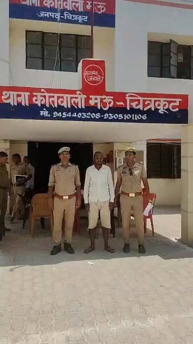 चित्रकूट थाना मऊ पुलिस टीम ने थाना के सामने खड़े ओवरलोड़ डम्फर को चोरी करने के आरोपी चालक को किया गिरफ्तार।*
*डम्फर मय बालू के बरामद*
पुलिस अधीक्षक चित्रकूट श्री अरुण कुमार सिंह के कुशल निर्देशन में अपराध पर अंकुश लगाने हेतु अपराधियों के विरुद्ध की जा रही कार्यवाही के क्रम में अपर पुलिस अधीक्षक श्री पीयूषकांत राय एवं क्षेत्राधिकारी मऊ श्री फहद अली के पर्यवेक्षण में प्रभारी निरीक्षक मऊ श्री श्रीप्रकाश यादव के मार्गदर्शन में उ0नि0 श्री अभिषेक कुमार वर्मा व उनकी टीम द्वारा थाना के सामने खड़े ओवरलोड़ डम्फर को चोरी करने के आरोपी चालक को चोरी के डम्फर मय बालू के साथ गिरफ्तार किया गया।
*अभियुक्त का नाम पता का विवरण-*
1.रामबाबू निषाद पुत्र भानू निषाद निवासी ग्राम भकन्दा थाना सराय अकिल जनपद कौशाम्बी उम्र 28 वर्ष
*बरामदगी-*
चोरी की 01 अदद डम्फर मय बालू बरामद
*संक्षिप्त विवरण-*
दिनाँक 21.06.2026 को वादी हे0मु0 कुलदीप सिंह पुत्र रघुवीर प्रसाद निवासी ज्योतिनगर थाना प्रेमनगर जनपद झांसी द्वारा सूचना दी गयी कि ओवरलोड़ डम्फर न0- UP 91 T-7168 जिसका चालान कर थाना मऊ के समाने खड़ा कराया गया था। दिनांक 21.06.2026 को सुबह करीब 08.00 बजे स्थानीय चौकीदार द्वारा चेक कराया गया तो डम्फर न0- UP 91 T-7168 गेट के बाहर सड़क पर मौजूद नही था जिसकी खोजबीन की गई तो जानकारी हुई कि डम्फर चालक रामबाबू पुत्र भानू निषाद निवासी ग्राम भखन्दा थाना सराय अकील जनपद कौशाम्बी डम्फर मय बालू को चोरी से लेकर चला गया । इस सूचना पर थाना मऊ में मु0अ0स0 212/26 धारा 303(2) बीएनएस बनाम रामबाबू निषाद पुत्र भानू निषाद निवासी ग्राम भकन्दा थाना सराय अकिल जनपद कौशाम्बी पंजीकृत किया गया। उ0नि0 श्री अभिषेक कुमार वर्मा एवं उनकी टीम ने अभियुक्त रामबाबू निषाद उपर्युक्त को मय एक अदद डम्फर के साथ महिला घाट से गिरफ्तार किया गया। अभियुक्त की निशांदेही पर बालू बरामद की गयी। माल बरामदगी के आधार पर मुकदमा उपर्युक्त में धारा 317(2) बीएनएस की बढ़ोतरी की गयी।
*गिरफ्तार करने वाली टीम का नाम-*
1.उ0नि0 श्री अभिषेक सिंह थाना मऊ
2.आरक्षी प्रकाश मिश्रा
3.आरक्षी सोनपाल