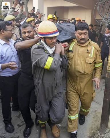 यूपी की राजधानी लखनऊ में कोचिंग में आग, हादसे में अब तक 15 लोगों की मौत हो चुकी है। मेडिकल कॉलेज (KGMU) के प्रवक्ता डॉ. केके सिंह ने 15 मौतों की पुष्टि की है। उन्होंने बताया कि 15 शव मेडिकल कॉलेज लाए गए हैं।
#Lucknow #CoachingCenterFire #FireNews #UPNew #HindiNews
