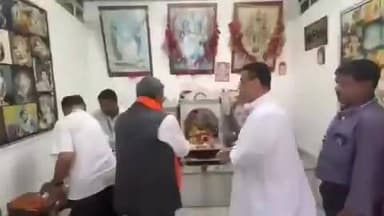 🚩 पश्चिम बंगाल में बदलाव की नई सुबह?
विधानसभा में बजट पेश करने से पहले मुख्यमंत्री सुवेंदु अधिकारी और वित्त मंत्री स्वपन दासगुप्ता ने विधानसभा परिसर स्थित मंदिर में पूजा-अर्चना की। बताया जा रहा है कि किसी मुख्यमंत्री द्वारा बजट पेश करने से पहले इस मंदिर में दर्शन करने का यह पहला अवसर है।
दिलचस्प बात यह है कि पश्चिम बंगाल के कई लोगों को यह भी नहीं पता था कि विधानसभा के भीतर एक मंदिर मौजूद है।
समर्थकों का मानना है कि यह बंगाल की सांस्कृतिक और सनातन विरासत के प्रति सम्मान का प्रतीक है, जबकि राजनीतिक विश्लेषक इसे राज्य की बदलती राजनीतिक दिशा के रूप में देख रहे हैं।
जय हिंद! 🇮🇳🚩
#WestBengal #BengalRising #SanatanDharma #VidhanSabha #SuvenduAdhikari #SwapanDasgupta #BengalPolitics #IndianCulture #JaiHind #TrendingNews