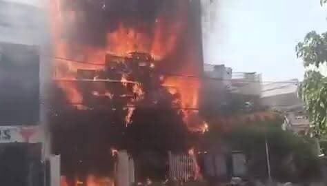 🚨 लखनऊ में दिल दहला देने वाला हादसा!
अलीगंज स्थित कोचिंग सेंटर में लगी भीषण आग ने कई परिवारों की खुशियां छीन लीं। शुरुआती जानकारी के अनुसार कई छात्रों की मौत हो गई, जबकि जान बचाने के लिए कुछ छात्रों को इमारत से छलांग लगानी पड़ी। 😢💔
मुख्यमंत्री योगी आदित्यनाथ ने जांच के आदेश दिए हैं और बचाव कार्य युद्धस्तर पर जारी है। प्रधानमंत्री नरेंद्र मोदी ने भी घटना पर गहरा शोक व्यक्त किया है।
बताया जा रहा है कि आग का कारण शॉर्ट सर्किट हो सकता है, हालांकि जांच अभी जारी है।
पूरी खबर और मौके के भयावह दृश्य देखकर रोंगटे खड़े हो जाएंगे। 😔🙏
#LucknowFire #BreakingNews #Lucknow #UttarPradesh #FireAccident #Students #Tragedy #IndiaNews #YogiAdityanath #RescueOperation #ViralNews