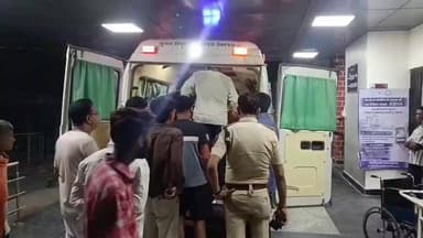 🚨 बॉलीवुड अभिनेता पंकज त्रिपाठी के बड़े भाई बिजेंद्र नाथ तिवारी पर बिहार के गोपालगंज में धारदार हथियार से जानलेवा हमला किए जाने की खबर सामने आई है।
गंभीर रूप से घायल बिजेंद्र नाथ तिवारी को पहले स्थानीय अस्पताल में भर्ती कराया गया, जिसके बाद बेहतर इलाज के लिए रेफर किया गया। घटना के बाद इलाके में सनसनी फैल गई है। पुलिस मामले की जांच में जुटी है।
#PankajTripathi #BijendraNathTiwari #Gopalganj #BiharNews #BreakingNews #CrimeNews #PankajTripathiBrother #HindiNews #LatestNews #Bihar #Channel4NewsIndia