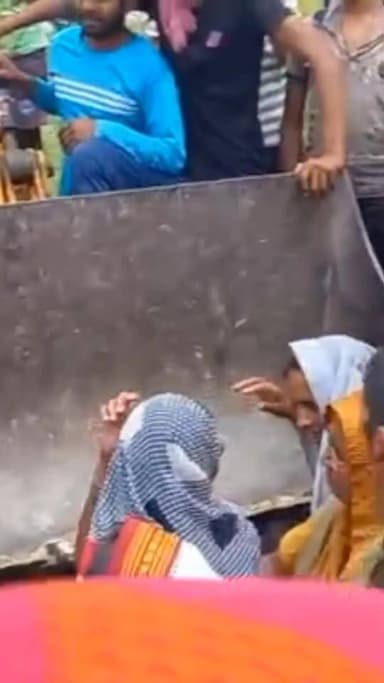 वाराणसी।पिंडरा के मानापुर चनौली में बनने वाले मुख्यमंत्री आवासीय विद्यालय के लिए हो रहे सीमांकन के दौरान जेसीबी मशीन के सामने महिलाएं लेटी