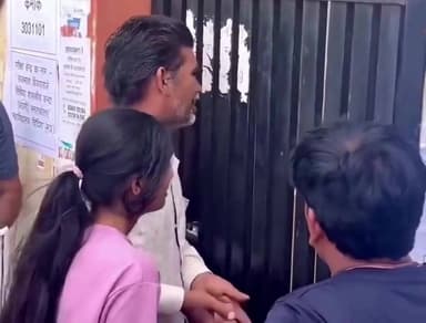 विदिशा में NEET छात्रा रागिनी विश्वकर्मा और उनके पिता की बेबसी देखकर शायद ही कोई संवेदनशील व्यक्ति अपनी भावनाएं रोक पाए।
रागिनी का सपना था डॉक्टर बनने का। महीनों की मेहनत, अनगिनत घंटे की पढ़ाई और परिवार की उम्मीदें लेकर वह परीक्षा देने निकली थी।
लेकिन किस्मत ने रास्ते में साथ नहीं दिया।
गांव से परीक्षा केंद्र करीब 70 किलोमीटर दूर था। रास्ते में पिता की बाइक पंक्चर हो गई। ऊपर से तेज बारिश शुरू हो गई। हर मिनट कीमती था और समय लगातार फिसलता जा रहा था।
आखिरकार पिता-पुत्री परीक्षा केंद्र पहुंचे...
लेकिन सिर्फ दो मिनट देर से।
और यही दो मिनट रागिनी के पूरे साल पर भारी पड़ गए।
नियमों का हवाला देकर उसे परीक्षा कक्ष में प्रवेश नहीं दिया गया।
जिस बेटी की मेहनत को बचाने के लिए पिता बारिश, दूरी और मुश्किलों से लड़ता हुआ वहां तक पहुंचा था, उसकी आंखों के सामने उसका सपना टूट गया।
बेटी को परीक्षा से वंचित होता देखकर पिता का दर्द फूट पड़ा। वह गेट पर सिर पटकने लगे, जमीन पर बैठकर रोने लगे। एक पिता की वह बेबसी कैमरे में कैद हो गई, जिसे देखकर हर किसी का दिल भर आया।
सोचिए, उस वक्त रागिनी क्या कर रही होगी?
अपने टूटते सपनों को देख रही होगी या अपने बिखरते पिता को संभाल रही होगी?
नियम जरूरी हैं, व्यवस्था भी जरूरी है। लेकिन सवाल यह है कि क्या व्यवस्था में संवेदनशीलता के लिए कोई जगह नहीं बची?
क्या दो मिनट की देरी और पूरे साल की मेहनत का मूल्य एक जैसा हो सकता है?
यह घटना सिर्फ एक छात्रा की नहीं, बल्कि उस सिस्टम पर भी सवाल खड़े करती है जिसमें कई बार इंसान पीछे छूट जाता है और नियम आगे निकल जाते हैं।
रागिनी की छूटी हुई परीक्षा शायद फिर हो जाए, लेकिन उस दिन पिता-पुत्री ने जो दर्द झेला, उसे वे शायद जिंदगी भर नहीं भूल पाएंगे।
#neet #vidisha