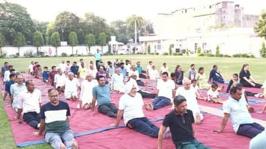 'स्वस्थ मन, सहज जीवन' के संदेश के साथ मनाया निरंकारी श्रद्धालुओं ने किया योग
संत निरंकारी मिशन की सभी ब्रांचों में हजारों श्रद्धालुओं ने किया योग
यमुनानगर। संत निरंकारी चैरिटेबल फाउंडेशन द्वारा अंतरराष्ट्रीय योग दिवस के अवसर पर संत निरंकारी मिशन की जिले की सभी ब्रांचों के सत्संग भवनों में योग कार्यक्रमों का आयोजन किया गया। सतगुरु माता सुदीक्षा जी महाराज व राजपिता रमित जी के पावन आशीर्वाद से आयोजित इन कार्यक्रमों में हजारों श्रद्धालुओं और सेवादल के सदस्यों ने उत्साहपूर्वक भाग लिया। रेलवे रोड स्थित यमुनानगर के मुख्य भवन, जगाधरी के सेक्टर 18, बूड़िया ब्रांच के शहजादपुर गांव, जगाधरी वर्कशॉप, छछरौली, प्रीतनगर, प्रतापनगर, बिलासपुर, ढलौर, लेदी, दड़वा, जयधर, साढ़ौरा, रादौर और सरस्वती नगर सहित सभी सत्संग भवनों में सुबह से ही श्रद्धालुओं की भारी भीड़ उमड़ी। कार्यक्रमों में मौजूद अनुभवी योग प्रशिक्षकों ने श्रद्धालुओं को विभिन्न योग क्रियाएं, प्राणायाम और सूक्ष्म व्यायाम सिखाए। इस दौरान हाथ, कंधे, गर्दन, कमर, आंख और कान सहित पूरे शरीर की कसरत कराई गई। साधकों ने पूरी तन्मयता के साथ कपालभाति, भस्त्रिका, अनुलोम-विलोम, अग्निसार, भ्रामरी, उज्जायी और आंतरिक कुंभक का अभ्यास किया। कार्यक्रम के समापन पर आयोजित 'हास्य योग' ने सभी उपस्थित साधकों को आनंद और ऊर्जा से सराबोर कर दिया। यमुनानगर ब्रांच के संयोजक बलदेव सिंह और जगाधरी ब्रांच के संयोजक बलराज मित्तल ने योग के महत्व पर प्रकाश डालते हुए कहा कि योग तन और मन दोनों को स्वस्थ रखने का सशक्त माध्यम है। उन्होंने कहा कि जिस तरह शारीरिक स्वास्थ्य के लिए योग बेहद जरूरी है, उसी तरह मन को स्वच्छ और पवित्र रखने के लिए सत्संग अनिवार्य है। मिशन का मुख्य उद्देश्य इंसान को शारीरिक, मानसिक और आध्यात्मिक रूप से मजबूत बनाना है। उन्होंने बताया कि सतगुरु माता सुदीक्षा जी महाराज अक्सर अपने विचारों में ‘स्वस्थ मन, सहज जीवन’ का संदेश देती हैं। यह शरीर निरंकार परमात्मा की अनमोल देन है, जिसे निरोगी रखना हमारा मूल कर्तव्य है। संत निरंकारी चैरिटेबल फाउंडेशन के सचिव जोगिन्दर सुखीजा ने बताया कि इस अभियान के तहत संत निरंकारी मिशन द्वारा देशभर में 1500 से अधिक केंद्रों पर सामूहिक योग कार्यक्रम आयोजित किए गए। इन कार्यक्रमों का मुख्य उद्देश्य समाज में स्वास्थ्य, मानसिक संतुलन और आध्यात्मिक चेतना को बढ़ावा देना है। मिशन का यह जनकल्याणकारी अभियान समाज को सकारात्मक जीवन मूल्यों की ओर प्रेरित कर समग्र कल्याण का संदेश देता है।
फोटो कैप्शन : अंतरराष्ट्रीय योग दिवस के अवसर पर संत निरंकारी सत्संग भवन में सामूहिक रूप से योग करते श्रद्धालु।