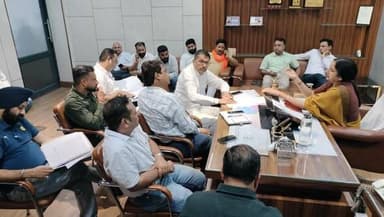 जलभराव रोकने के लिए कर्मचारियों की संख्या बढ़ाकर युद्धस्तर पर कराएं नालों की सफाई - मेयर
नालों की सफाई में लापरवाही पर रुकेगा एजेंसी का भुगतान, अधिकारियों पर होगी कार्रवाई - सुमन बहमनी
सफाई एजेंसी को पार्षदों को देनी होगी नालों की सफाई की रिपोर्ट
नालों की सफाई को लेकर मेयर ने ली पार्षदों, अधिकारियों व सफाई एजेंसी के पदाधिकारियों की बैठक
यमुनानगर। शहर को जलभराव की समस्या से निजात दिलाने और मानसून से निपटने की तैयारियों को लेकर नगर निगम की मेयर सुमन बहमनी ने कड़ा रुख अख्तियार कर लिया है। सोमवार को मेयर ने वार्ड पार्षदों, निगम अधिकारियों और सफाई एजेंसी के पदाधिकारियों के साथ महत्वपूर्ण बैठक की। बैठक के दौरान मेयर ने कड़े निर्देश देते हुए कहा कि पिछली बार बारिश के दौरान शहर में जलभराव के जो हालात बने थे, वे इस बार किसी भी कीमत पर दोबारा पैदा नहीं होने चाहिए। अगर इस बार नालों की सफाई में लापरवाही के कारण शहरवासियों के घरों में पानी जलभराव हुआ तो न केवल संबंधित अधिकारी व कर्मचारी पर कार्रवाई होगी, बल्कि सफाई एजेंसी का भुगतान भी रोक दिया जाएगा। इसकी पूरी रिपोर्ट भी निदेशालय को भेजी जाएगी।
बैठक में वार्ड 8 से 22 तक के पार्षदों ने भाग लिया। मेयर सुमन बहमनी ने वार्ड पार्षदों से उनके क्षेत्रों के नालों की वर्तमान स्थिति और सफाई व्यवस्था का फीडबैक लिया। बैठक में पार्षद विभोर पाहुजा, संदीप धीमान, विक्रम राणा, हरजीत आनंद, दीक्षित कुमार, पार्षद प्रतिनिधि कृष्ण सिंगला, पवन यादव ने अपने अपने वार्डाें के नालों की वर्तमान स्थिति बताई। अतिरिक्त निगम आयुक्त धीरज कुमार व कार्यकारी अभियंता हरीश कुमार ने निगम द्वारा कराई जा रही नालों की सफाई की जानकारी दी। मेयर ने सफाई एजेंसी के पदाधिकारियों को निर्देश दिए कि कर्मचारियों की संख्या बढ़ाकर नालों की सफाई का कार्य युद्धस्तर पर शुरू किया जाए। जिन नालों की सफाई अभी तक शुरू नहीं हो पाई है, उन्हें प्राथमिकता के आधार पर साफ किया जाए। इसके साथ ही बड़े नालों के साथ-साथ छोटे नालों की सफाई भी तुरंत प्रभाव से कराई जाए। नालों के चैंबर खोलकर सफाई कराई जाए, ताकि पानी की निकासी में कोई बाधा न आए। बैठक में सहायक अभियंता सुरेंद्र दहिया, मुख्य सफाई निरीक्षक हरजीत सिंह, विनोद बेनीवाल, कनिष्ठ अभियंता हरेंद्र सिंह, अजय कुमार आदि ने अपने अपने क्षेत्रों में नालों की सफाई के बारे में जानकारी दी।
----------------
*जेटिंग मशीन खरीद कर कराएं अंडरग्राउंड नालों की सफाई* - बैठक में अंडरग्राउंड नालों की सफाई का कार्य करने की समस्या भी सामने आई। मेयर सुमन बहमनी ने कहा कि अंडरग्राउंड नालों की सफाई के लिए सदन की बैठक में जेटिंग मशीन खरीदने का प्रस्ताव पास किया गया था, लेकिन अभी तक मशीन नहीं खरीदी गई। मेयर ने अधिकारियों से इसका स्पष्टीकरण मांगा और जल्द से जल्द तीन जेटिंग मशीन खरीद कर अंडरग्राउंड नालों की सफाई कराने के निर्देश दिए। उन्होंने पूरी सफाई प्रक्रिया की कड़ी मॉनिटरिंग करने के निर्देश दिए हैं। विशेषकर उन संवेदनशील इलाकों पर पहले से फोकस करने को कहा गया है, जहां जलभराव की स्थिति बनती है।
-----------
*पार्षद की एनओसी के बिना नहीं होगी पेमेंट* - बैठक में एक महत्वपूर्ण निर्णय लिया गया कि अब सफाई एजेंसी मनमानी नहीं कर पाएगी। एजेंसी जिस भी वार्ड में काम करेगी, उसकी एडवांस जानकारी संबंधित पार्षद को देनी होगी। नाले की सफाई पूरी होने के बाद एजेंसी को अपनी रिपोर्ट पार्षद को सौंपनी होगी। पार्षदों की संतुष्टि और उनकी रिपोर्ट के आधार पर ही एजेंसी के बिल पास किए जाएंगे।
--------------
*मंत्री और निदेशक को भेजी जाएगी रिपोर्ट* - अधिकारियों को सचेत करते हुए मेयर ने कहा कि वे खुद हर वार्ड में जाकर नालों की सफाई का औचक निरीक्षण कर रही हैं। यदि निरीक्षण के दौरान किसी भी वार्ड में सफाई व्यवस्था दुरुस्त नहीं पाई गई, तो उसकी रिपोर्ट सीधे शहरी स्थानीय निकाय के निदेशक और शहरी स्थानीय निकाय मंत्री को भेजी जाएगी। उन्होंने सभी अधिकारियों को आपसी तालमेल और गंभीरता से काम करने की सख्त हिदायत दी है। उन्होंने पब्लिक हेल्थ व सिंचाई विभाग के अधिकारियों को भी नगर निगम अधिकारियों से तालमेल बनाकर बारिश में होने वाले जलभराव से निपटने के निर्देश दिए।
फोटो - नालों की सफाई को लेकर अधिकारियों की बैठक लेती मेयर सुमन बहमनी।
अधिकारियों को निर्देश देते मेयर सुमन बहमनी।