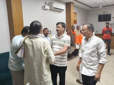 राज्यमंत्री श्री लोधी ने सुनी क्षेत्रवासियों की समस्याएं, त्वरित निराकरण के दिए निर्देश
==
नोहटा कार्यालय में जनसुनवाई के दौरान विभिन्न ग्रामों से पहुंचे
==
ग्रामीणों से की आत्मीय भेंट
=
प्रदेश के संस्कृति, पर्यटन, धार्मिक न्यास एवं धर्मस्व विभाग राज्यमंत्री धर्मेन्द्र सिंह लोधी ने आज कार्यालय नोहटा में जबेरा विधानसभा क्षेत्र के विभिन्न ग्रामों से पधारे क्षेत्रवासियों से आत्मीय एवं सौजन्यपूर्ण भेंट कर उनका कुशलक्षेम जाना। इस अवसर पर क्षेत्रवासियों द्वारा विभिन्न जनहित एवं स्थानीय समस्याओं से अवगत कराया गया, जिन्हें गंभीरतापूर्वक सुना एवं उनकी प्राथमिकता के आधार पर त्वरित निराकरण हेतु संबंधित विभागों के अधिकारियों से दूरभाष के माध्यम से चर्चा कर आवश्यक दिशा-निर्देश प्रदान दिए।