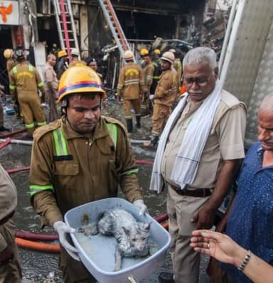 🔥 लखनऊ के अलीगंज में बहुमंजिला इमारत में लगी भीषण आग, मची अफरा-तफरी
उत्तर प्रदेश की राजधानी लखनऊ के अलीगंज सेक्टर-डी स्थित एक बहुमंजिला इमारत में आग लगने से हड़कंप मच गया। आग की चपेट में आने के बाद दूसरी मंजिल पर संचालित कोचिंग सेंटर में मौजूद छात्रों को अपनी जान बचाने के लिए बाथरूम में शरण लेनी पड़ी।
प्रत्यक्षदर्शियों के अनुसार, धुआं तेजी से फैलने लगा, जिससे कई छात्र अंदर फंस गए। इस दौरान एक छात्र ने जान बचाने के लिए पहली मंजिल से छलांग लगा दी, जिससे वह गंभीर रूप से घायल हो गया।
बताया जा रहा है कि इमारत के बेसमेंट, ग्राउंड फ्लोर और पहली मंजिल पर पेट शॉप और क्लिनिक संचालित थे, जबकि दूसरी मंजिल पर 'लर्निंग स्पेस' कोचिंग सेंटर और 'हेड हॉपर स्टूडियो' चल रहा था, जहां 3D आर्ट प्रोडक्शन और गेम एसेट आउटसोर्सिंग का कार्य किया जाता है।
सूचना मिलते ही दमकल विभाग की कई गाड़ियां मौके पर पहुंचीं और राहत एवं बचाव कार्य शुरू किया गया। आग लगने के कारणों की जांच की जा रही है।
#Lucknow #LucknowFire #Aliganj #UttarPradesh #BreakingNews