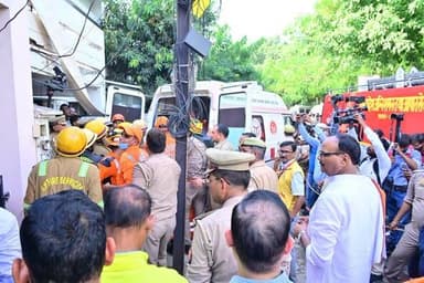 #लखनऊ अग्निकांड ने पूरे प्रदेश को झकझोर दिया।
राजधानी लखनऊ के अलीगंज क्षेत्र में एक कोचिंग सेंटर संचालित भवन में लगी भीषण आग ने कई परिवारों की खुशियां छीन लीं। हादसे में 15 लोगों की मौत की पुष्टि हुई है, जबकि कई अन्य घायल हुए हैं। अधिकांश मृतक छात्र बताए जा रहे हैं, जो अपने सपनों को साकार करने के लिए यहां पढ़ाई कर रहे थे।
इस दर्दनाक घटना के बाद हर आंख नम है। जिन माता-पिता ने अपने बच्चों को बेहतर भविष्य की उम्मीद के साथ घर से भेजा था, आज वही परिवार अपनों को खोने के असहनीय दुख से गुजर रहे हैं।
ईश्वर दिवंगत आत्माओं को अपने श्रीचरणों में स्थान दें, शोकाकुल परिवारों को यह दुःख सहने की शक्ति प्रदान करें तथा घायलों के शीघ्र स्वस्थ होने की कामना है।
ॐ शांति।
MYogiAdityanathDr. Shalabh Mani TripathiSurya Pratap ShahiBrajesh Pathak