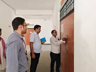 जिलाधिकारी ने किया ईवीएम-वीवीपैट वेयरहाउस का त्रैमासिक आंतरिक निरीक्षण
#देवरिया, 22 जून।
जिलाधिकारी मधुसूदन हुल्गी ने आज राजनीतिक दलों के प्रतिनिधियों की उपस्थिति में ईवीएम/वीवीपैट वेयरहाउस का त्रैमासिक आंतरिक निरीक्षण किया। इस दौरान उन्होंने वेयरहाउस की सुरक्षा व्यवस्था, सील की स्थिति, अग्निशमन उपकरणों तथा ईवीएम-वीवीपैट के रखरखाव संबंधी व्यवस्थाओं का जायजा लिया। उन्होंने संबंधित अधिकारियों को सभी व्यवस्थाएं सुदृढ़ एवं मानक के अनुरूप बनाए रखने के निर्देश दिए।
निरीक्षण के दौरान अपर जिलाधिकारी (प्रशासन) प्रेम नारायण सिंह, उप जिलाधिकारी रत्नेश तिवारी, राजनीतिक दलों के प्रतिनिधियों में भाजपा से विजय पटेल, जिलाध्यक्ष सपा व्यास यादव, समाजवादी पार्टी से विकास यादव, रमेश यादव एवं रामप्रीत यादव, आम आदमी पार्टी से वरुण सिंह बघेल, अपना दल से राकेश बहादुर सिंह पटेल एवं कौशल सिंह तथा मार्क्सवादी कम्युनिस्ट पार्टी से जयप्रकाश यादव तथा निर्वाचन कार्यालय से विजय पांडेय एवं निर्मल कुमार उपस्थित रहे।