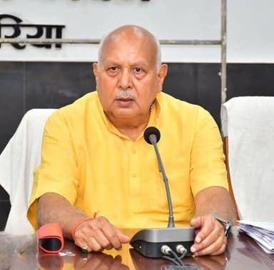 पथरदेवा में विकास कार्यों की समीक्षा, अधिकारियों को दिए सख्त निर्देश
#देवरिया। आज विकास भवन देवरिया में प्रदेश के कृषि मंत्री Surya Pratap Shahi ने लोक निर्माण, सिंचाई, विद्युत, कृषि एवं पशुपालन विभाग के अधिकारियों के साथ समीक्षा बैठक की।
बैठक में पथरदेवा विधानसभा क्षेत्र में चल रहे सड़क निर्माण कार्यों की प्रगति की समीक्षा करते हुए उन्होंने अधिकारियों को गुणवत्ता एवं समयबद्धता के साथ कार्य पूर्ण करने के निर्देश दिए। साथ ही नई सड़कों के किनारे अधिक से अधिक पौधारोपण कर हरित पट्टी विकसित करने पर जोर दिया।
धान की बुवाई के मौसम को देखते हुए सिंचाई विभाग को पुराने एवं खराब ट्यूबवेलों की शीघ्र मरम्मत कर चालू कराने तथा नहरों के टेल तक पर्याप्त पानी पहुंचाने के निर्देश दिए गए, ताकि किसानों को सिंचाई में किसी प्रकार की परेशानी न हो।
विद्युत विभाग को रोस्टर के अनुसार निर्बाध बिजली आपूर्ति सुनिश्चित करने के साथ-साथ पुराने एवं ओवरलोडेड ट्रांसफार्मरों तथा जर्जर तारों को शीघ्र बदलने के निर्देश दिए गए। मंत्री ने कहा कि इससे विद्युत फॉल्ट एवं दुर्घटनाओं पर प्रभावी नियंत्रण किया जा सकेगा।
कृषि विभाग के साथ ‘खेती बचाओ अभियान’ की समीक्षा करते हुए श्रीअन्न एवं दलहन उत्पादन को बढ़ावा देने, पीएम कुसुम सोलर पंप योजना, अमृत सरोवर निर्माण तथा संभावित सुपर एलनीनो की स्थिति को लेकर तैयारियों पर चर्चा की गई। अधिकारियों को किसानों तक तकनीकी जानकारी एवं सरकारी योजनाओं का लाभ समय पर पहुंचाने के निर्देश दिए गए।
पशुपालन विभाग को जनपद की सभी गौशालाओं में गौवंश के बेहतर रख-रखाव की व्यवस्था सुनिश्चित करने के निर्देश दिए गए। भीषण गर्मी को देखते हुए चारा-पानी, छाया, पंखा, कूलर एवं चिकित्सा सुविधाएं उपलब्ध कराने तथा बीमार पशुओं के तत्काल उपचार की व्यवस्था करने पर विशेष जोर दिया गया।