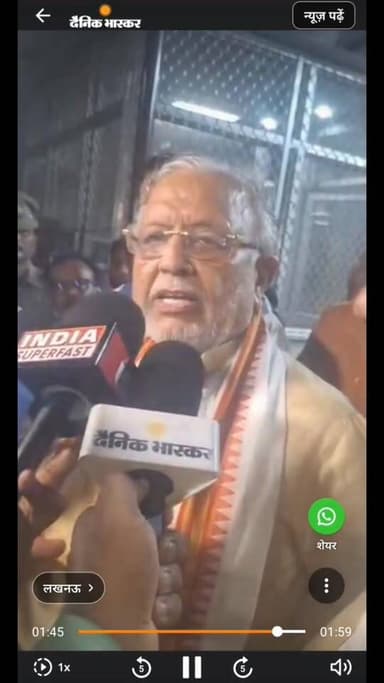 वित्तमंत्री सुरेश खन्ना ने केजीएमयू में घायलों से मुलाकात की, बोले-गहन जांच कराकर सख्त से सख्त कार्रवाई की जाएगी।
वित्त मंत्री सुरेश खन्ना ने केजीएमयू पहुंचकर हादसे में घायल लोगों से मुलाकात की। उन्होंने बताया कि दो लोग अभी भर्ती हैं। जिनसे उन्होने बातचीत की है।
लवप्रीत पाइप के सहारे नीचे कूदीं, जबकि जयंत तीसरी मंजिल से कूदे, जिसके कारण उनकी रीढ़ की हड्डी में फ्रैक्चर हुआ है, जो बेहद दुखद है।
मंत्री ने बताया कि, इस हादसे में 15 लोगों की मौत हुई है, जो धुएं के कारण दम घुटने से हुई है। घटना की गहन जांच कराई जाएगी। दोषियों के खिलाफ सख्त से सख्त कार्रवाई की जाएगी, ताकि ऐसी घटना दोबारा न हो।
Suresh Kumar Khanna