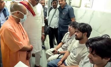 सीएम योगी ने घटनास्थल का निरीक्षण किया, अस्पताल पहुंचकर घायलों का हालचाल जाना और तीमारदारों को ढांढस बंधाया, लखनऊ के कोचिंग में आग लगने से हुई थी 15 स्टूडेंट की मौत।