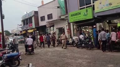 पिपरई में ट्रक चालक के साथ मारपीट का मामला अब आरोपियों पर भारी पड़ गया। ट्रक चालक की रिपोर्ट और सोशल मीडिया पर वीडियो वायरल होने के बाद पुलिस ने त्वरित कार्रवाई करते हुए मारपीट में शामिल आरोपियों को गिरफ्तार कर उनका जुलूस निकाला। यह कार्रवाई कानून व्यवस्था के प्रति सख्त संदेश के रूप में देखी जा रही है।
#Piprai #Ashoknagar #PoliceAction #ViralVideo #LawAndOrder