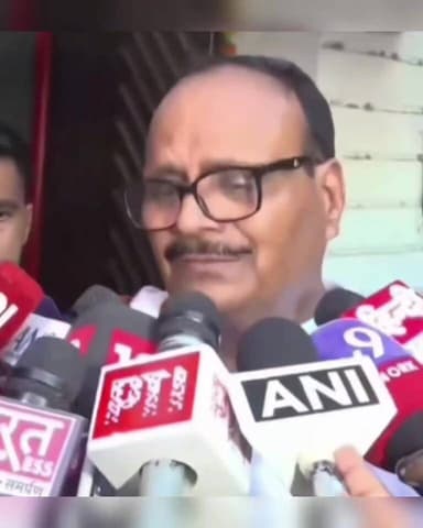 लखनऊ - अग्निकांड से जुड़ी बड़ी खबर,अबतक 14 स्टूडेंट्स की जिंदा जलने से मौत,16 से ज्यादा झुलसे स्टूडेंट्स बाहर निकाले गए,मीडिया से बात करते ब्रजेश पाठक रोने लगे,लखनऊ अग्निकांड में अबतक 14 जिंदा जले,जिंदा जलने वाले अधिकांश स्टूडेंट्स हैं।