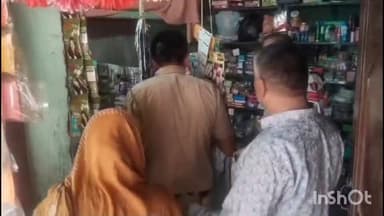 सनौली थाना के नंगला आर गांव में चोरों का आतंक देखने को मिला,नशीली वस्तु सूंघा कर ग्रामीणों को सुलाया आधा दर्जन घरों के ताले चटकाए।6 मोबाइल हजारों की नगदी पर किया हाथ साफ।नशीली चीज के असर से महिला बुजर्ग ओर बच्चों की तबियत बिगड़ी।उल्टी चक्कर से परेशान।
सनौली थाना के नंगला आर गांव में चोरों का आतंक देखने को मिला। चोरों ने पहले नशीली वस्तु सूंघा ग्रामीणों को सुलाया उसके बाद आधा दर्जन घरों के ताले चटकाए। चोर 6 मोबाइल फोन कॉस्मेटिक की दुकान से 20 हजार की नगदी ओर हाथ साफ कर गए। सुबह होते महिला ओर एक बुजुर्ग रामसिंह को और बच्चो को उल्टियां लगनी शुरू हो गयी,अंदाजा लगाया जा रहा है किसी नशीला वस्तु को सूंघा कर पहले ग्रामीणों की गहरी नींद में सुलाया गया। कॉस्मेटिक की दुकान चलाने वाली मनीषा ने बताया कि सुबह होते बच्चो ओर उन्हें उल्टियां आ रही।चोर सुबह 2 बजे के बाद घर मे घुसे, सुबह उठकर देखा तो गल्ले में रखी 20 हजार की नगदी न ओर 3 मोबाइल फोन चुरा ले गए। मनीषा ने बताया कि सुबह से ही उसे ओर उसके ससुर रामसिंह को उल्टियां आ रही है,ऐसा लगता है चोरो ने कुछ सुंघाया हो उन्हें,बच्चों का भी उल्टी का मन हो रहा।ग्रामीण अंशुल राठी ने बताया कि उनके घर से चोर 2 मोबाइल फोन,ले गए,जिनकी कीमत 50 हजार के करीब थी।वही धन्ना सोलंकी के घर से एक फोन, व रणसिंह प्रजापत के घर ताला तोड़ चोरी की कोशिश की गई।चोरी की बढ़ती वारदात को लेकर ग्रामीणों ने पुलिस प्रसाशन से रात के समय गस्त की मांग की है।
सूचना मिलते सनोली थाना SHO के निर्देष पर पुलिस गांव पहुची मौके पर मुआयना कर पुलिस ने शिकायत के आधार पर जांच शुरू कर दी है।पुलिस की तरफ से ग्रामीणों को आश्वासन दिया गया चोरों को जल्द पकड़ा जाएगा।
