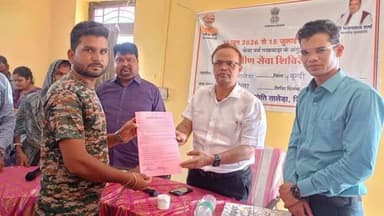 सीन्ता में ग्रामीण सेवा शिविर का संभागीय आयुक्त ने किया निरीक्षण, ग्रामीणों की सुनी समस्याएं, मौके पर ही किया निस्तारण
बूंदी, 22 जून। तालेड़ा उपखंड क्षेत्र की ग्राम पंचायत सीन्ता में सोमवार को आयोजित 'ग्रामीण सेवा शिविर' का संभागीय आयुक्त अनिल कुमार अग्रवाल ने निरीक्षण किया। इस दौरान उन्होंने शिविर में मौजूद विभिन्न विभागीय अधिकारियों को समस्याओं का त्वरित समाधान करने के निर्देश दिए। इस दौरान संभागीय आयुक्त ने निर्देश दिए कि ग्रामीण सेवा शिविर में अंतिम पंक्ति में बैठे व्यक्ति को सरकारी योजनाओं का लाभ मिले, इसमें किसी भी तरह की लापरवाही नहीं बरती जावें।
शिविर में 23 परिवाद प्राप्त हुए, जिनमें से अधिकांश का निस्तारण संभागीय आयुक्त की मौजूदगी में ही मौके पर कर दिया गया। शेष प्रकरणों के निस्तारण के लिए संबंधित विभागों के अधिकारियों को तय समय-सीमा के भीतर रिपोर्ट प्रस्तुत करने के निर्देश दिए गए। संभागीय आयुक्त ने परिवादियों से बातचीत कर उनकी समस्याएं सुनीं और मौके पर मौजूद अधिकारियों को समाधान के लिए निर्देशित किया।
रुकी पेंशन हुई बहाल, पट्टों का हुआ वितरण
संभागीय आयुक्त ने शिविर के दौरान आवासीय पट्टों का वितरण कर लाभार्थियों को लाभान्वित किया। निरीक्षण के दौरान एक वृद्ध महिला ने अपनी रुकी हुई पेंशन की व्यथा सुनाई, जिसके बाद सामाजिक न्याय एवं अधिकारिता विभाग के अधिकारियों को तत्काल प्रभाव से सत्यापन करने के निर्देश दिए गए। सत्यापन प्रक्रिया पूरी होते ही महिला की 6-7 माह से अटकी पेंशन बहाल कर दी गई।
ग्रामवासियों ने संभागीय आयुक्त को एक माह से लंबित बिजली के ढीले तारों की समस्या के बारे में अवगत कराया। इसे गंभीरता से लेते हुए संभागीय आयुक्त ने जयपुर विद्युत वितरण निगम लिमिटेड के अभियंता को तत्काल प्रभाव से तारों को दुरुस्त करने और व्यवस्था सुधारने के निर्देश दिए।
इस दौरान कार्यवाहक उपखंड अधिकारी बनवारी लाल बैरवा, तहसीलदार बनवारी लाल सहित समस्त विभागों के अधिकारी उपस्थित रहें।