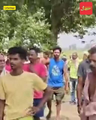 लोहरदगा में थाना प्रभारी ने खुद दिया कांधा, शव जलाने को लेकर दो गांव में था विवाद, दो दिनों से घर ..