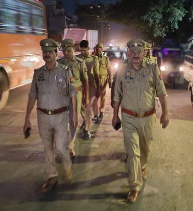 #SSP @moradabadpolice @satpal_IPS के निर्देशन में जनपदीय पुलिस द्वारा अपराध नियंत्रण, कानून एवं शान्ति व्यवस्था तथा जनमानस में सुरक्षा की भावना जागृत करने के दृष्टिगत गली, मोहल्ला, बाजार व अन्य महत्वपूर्ण स्थानों पर पैदल गश्त की गई।
#UPPolice https://t.co/nAxCLUMCzz