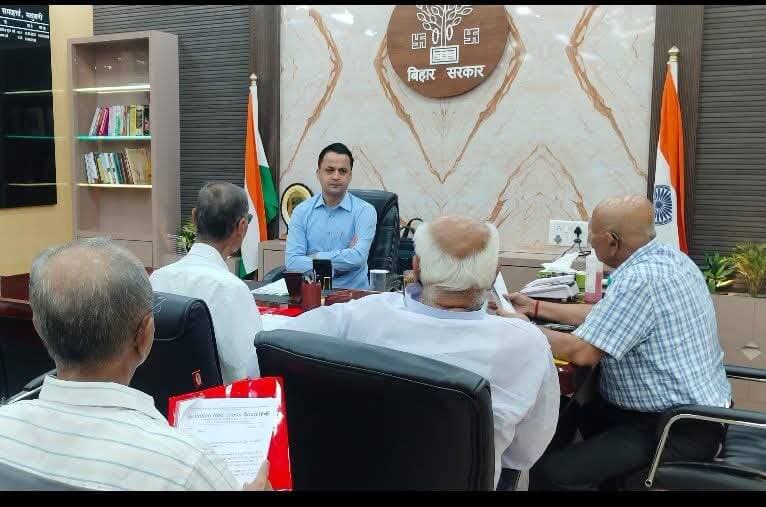 जिला पदाधिकारी श्री आनंद शर्मा, सबका सम्मान जीवन आसान(ease of living) अन्तर्गत सेवा-संवाद-समाधान कार्यक्रम में आम जनों से संवाद कर समस्या /सुझाव प्राप्त करते हुए https://t.co/TsNO26wTUm