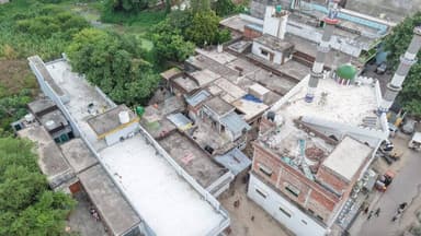 आगामी त्यौहार मुहर्रम के दृष्टिगत #SHOछावनी द्वारा थाना अंतर्गत संवेदनशील क्षेत्रों में फ्लैग मार्च/रूट मार्च कर आमजन/ग्रामीणों/संभ्रांत व्यक्तियों से संवाद स्थापित कर उन्हें सुरक्षा का भरोसा दिलाया गया एवं अफवाहों पर ध्यान न देने की अपील की गई व असामाजिक तत्वों को चेतावनी दी गयी https://t.co/hhqZF11Jdp