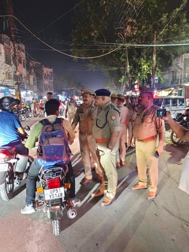 #COसदर द्वारा #प्र0नि0पुरानीबस्ती के साथ थाना क्षेत्रांतर्गत आगामी त्यौहार मुहर्रम के दृष्टिगत पैदल मार्च कर संदिग्ध व्यक्तियों/वाहनों की सघन चेकिंग की गयी तथा आमजन को सुरक्षा/शांति व्यवस्था बनाए रखने हेतु जागरूक करते हुए कर्बला अस्पताल चौराहा का निरीक्षण किया गया। https://t.co/jZdageYk9C