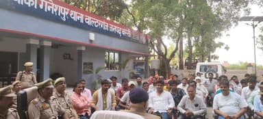 आगामी मोहर्रम त्यौहार को सकुशल व सौहार्दपूर्ण संपन्न कराने के दृष्टिगत क्षेत्राधिकारी सदर एवं थानाध्यक्ष वाल्टरगंज द्वारा चौकी गनेशपुर क्षेत्र के सम्भ्रात नागरिकों,धर्मगुरूओं,दोनों संप्रदाय के संभ्रांत व्यक्तियों तथा मोहर्रम कमेटी के पदाधिकारी गण के साथ की गई पीस कमेटी की मीटिंग- https://t.co/2EmehlE7Jw