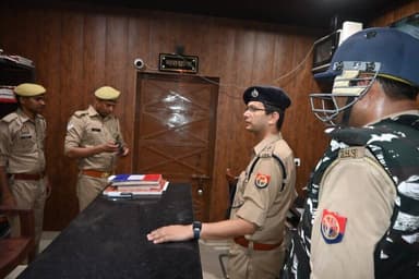 पुलिस अधीक्षक महराजगंज श्री शक्ति मोहन अवस्थी द्वारा थाना ठूठीबारी का आकस्मिक निरीक्षण किया गया। इस दौरान थाना कार्यालय, सीसीटीएनएस कक्ष, महिला हेल्प डेस्क, मालखाना, हवालात तथा अभिलेखों के रख-रखाव का निरीक्षण कर संबंधित अधिकारियों एवं कर्मचारियों को आवश्यक दिशा-निर्देश दिए गए।
साथ ही लंबित प्रकरणों के समयबद्ध निस्तारण, प्रभावी गश्त व्यवस्था एवं जनसुनवाई को प्राथमिकता के आधार पर संपन्न करने के निर्देश दिए गए। आगामी मोहर्रम के दृष्टिगत क्षेत्र में शांति एवं कानून-व्यवस्था बनाए रखते हुए पर्व को सकुशल संपन्न कराने हेतु संबंधित थाना प्रभारी को आवश्यक निर्देश दिए गए।
#UPPolice