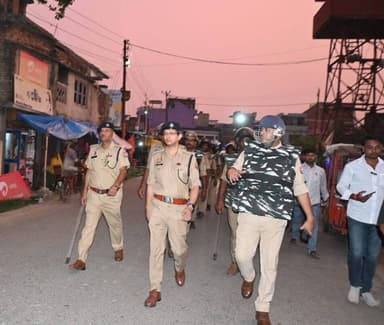 📍 #महराजगंज
आगामी #मोहर्रम के दृष्टिगत पुलिस अधीक्षक महराजगंज श्री शक्ति मोहन अवस्थी द्वारा भारत-नेपाल अंतर्राष्ट्रीय सीमा क्षेत्र #ठूठीबारी का निरीक्षण किया गया तथा कस्बा ठूठीबारी में भारी पुलिस बल के साथ फ्लैग मार्च एवं पैदल गश्त किया गया।
इस दौरान सीमावर्ती क्षेत्र की सुरक्षा व्यवस्था की समीक्षा की गई तथा मोहर्रम के अवसर पर निकाले जाने वाले ताजिया जुलूसों के निर्धारित मार्गों का स्थलीय निरीक्षण कर आवश्यक सुरक्षा एवं यातायात प्रबंधों का जायजा लिया गया। संदिग्ध व्यक्तियों एवं वाहनों पर विशेष निगरानी रखने हेतु पुलिस बल को आवश्यक दिशा-निर्देश दिए गए।
#MaharajganjPolice
#UPPolice