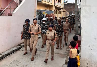 📍 #महराजगंज
आगामी मोहर्रम के दृष्टिगत अपर पुलिस अधीक्षक महराजगंज श्री सिद्धार्थ एवं क्षेत्राधिकारी फरेंदा सुश्री दीपशिखा वर्मा द्वारा भारी पुलिस बल के साथ कस्बा फरेंदा में फ्लैग मार्च किया गया।
इस दौरान सुरक्षा व्यवस्था का जायजा लेने के साथ मोहर्रम के अवसर पर निकाले जाने वाले ताजिया जुलूसों के निर्धारित मार्गों का स्थलीय निरीक्षण कर आवश्यक सुरक्षा एवं यातायात प्रबंधों की समीक्षा की गई। संदिग्ध व्यक्तियों एवं वाहनों पर विशेष निगरानी रखते हुए पुलिस बल को आवश्यक दिशा-निर्देश दिए गए। आमजन से मोहर्रम पर्व को शांति, सौहार्द एवं आपसी भाईचारे के साथ मनाने की अपील की गई।
#MaharajganjPolice
#UPPolice