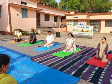 अंतर्राष्ट्रीय योग दिवस के अवसर पर पीएम श्री शासकीय उच्चतर माध्यमिक विद्यालय पनवार में सामूहिक योगाभ्यास एवं जागरूकता कार्यक्रम का आयोजन उत्साहपूर्वक किया गया। कार्यक्रम के मुख्य अतिथि समाजसेवी इंद्रशरण सिंह चौहान रहे।
#Sidhi https://t.co/dKzDBW4Ko8
