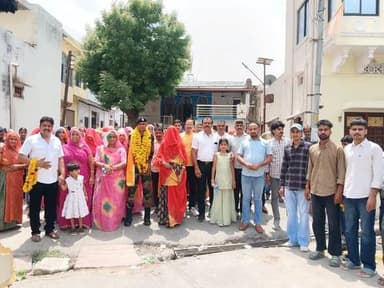 7 वर्ष की उम्र में उठा पिता का साया, माँ ने धागा फैक्ट्री में मेहनत कर लाल को बनाया फौजी: अग्निवीर कुलदीप सिंह राठौड़ का खेरोदा में ऐतिहासिक स्वागत
@followers @top fans News 24 Udaipur District Collector & Magistrate - Udaipur
#udaipur #viralpost #viralpost #nonfollowers
उदयपुर, 22 जून। जिले के खेरोदा कस्बे के वीर सपूत कुलदीप सिंह राठौड़ भारतीय सेना में अग्निवीर के रूप में 6 माह की कठिन ट्रेनिंग सफलतापूर्वक पूरी कर सोमवार को अपने गृह नगर खेरोदा लौटे। देश सेवा का गौरवपूर्ण संकल्प लेकर लौटे वीर जवान का पूरे गांव ने पलक-पावड़े बिछाकर ऐतिहासिक और भव्य स्वागत किया। कुलदीप के महाराष्ट्र के अहिल्या नगर में स्थित आर्म्ड क्रॉप्स सेंटर एंड स्कूल में 24 सप्ताह की कठोर ट्रेनिंग पूर्ण कर पैतृक गांव खेरोदा पहुंचने को लेकर पूरे क्षेत्र में सुबह से ही अपूर्व उत्साह, उमंग और देशभक्ति का माहौल देखा गया। गांव की सीमा पर पहुंचते ही ग्रामीणों और युवाओं ने भारत माता के जयकारों के साथ कुलदीप की अगवानी की। इसके बाद पूरे कस्बे में डीजे साउंड की धुनों और देशभक्ति गीतों के साथ एक विशाल जुलूस निकाला गया, जहाँ ग्रामीणों ने पुष्पवर्षा कर और साफा पहनाकर अपने लाडले का अभिनंदन किया। इस दौरान कुलदीप सिंह ने कस्बे के प्रमुख धार्मिक स्थलों - माताजी मंदिर, चारभुजा नाथ मंदिर और कल्लाजी राठौड़ मंदिर पहुंचकर शीश नवाया और देश सेवा का आशीर्वाद लिया। राजपूत समाज के चारभुजानाथ मंदिर परिसर में परिवारजनों, समाजजनों और ग्रामीणों द्वारा अग्निवीर कुलदीप को केले से तोला गया। इस पावन अवसर पर युवाओं को सेना भर्ती के लिए प्रेरित करने वाली मेवाड़ डिफेंस अकादमी नवानीया द्वारा भी कुलदीप का भव्य स्वागत और बहुमान किया गया, तथा उनकी इस उपलब्धि को क्षेत्र के युवाओं के लिए एक महान प्रेरणा स्रोत बताया।
कुलदीप सिंह राठौड़ का सफलता तक का यह सफर अत्यंत प्रेरणादायक और भावुक कर देने वाला रहा है। वर्ष 2011 में जब कुलदीप मात्र 7 वर्ष के थे, तब उनके पिता स्व. बहादुर सिंह राठौड़ का आकस्मिक देहांत हो गया था। ऐसी विकट एवं कठिन परिस्थितियों में भी उनकी माता लाड़ कुंवर ने हिम्मत नहीं हारी। उन्होंने उदयपुर की एक धागा फैक्ट्री में श्रमिक के रूप में अत्यंत कठिन परिश्रम और मजदूरी करते हुए अपने पुत्र को बड़ा किया और उसके देश सेवा के सपने को साकार करने के लिए अग्निवीर की तैयारी करवाई। कुलदीप सिंह ने बताया कि आठवीं कक्षा तक की पढ़ाई गांव में करने के बाद शारीरिक शिक्षक गोपाल मेहता मेनारिया के मार्गदर्शन व प्रेरणा व सहयोग से 9 वीं से 11वीं तक की पढ़ाई कानोड़ के वर्धमान हॉस्टल में रहकर जवाहर विद्यापीठ से पूरी की, 12 उत्तीर्ण करने के बाद द्रोणाचार्य कॉलेज भिंडर से बी ए प्रथम वर्ष में एनसीसी में ए प्रमाण पत्र हासिल किया जहां से सेना में जाने का निर्णय लिया। शारीरिक शिक्षक गोपाल मेहता ने हर मुश्किल वक्त में साथ व मोटिवेशन दिया, 2022 से निरंतर सेना भर्ती की तैयारी करता रहा। नवानिया स्थित मेवाड़ डिफेंस एकेडमी में सेना भर्ती का 4 माह का कठोर प्रशिक्षण प्राप्त किया। अग्निवीर की परीक्षा में प्रथम प्रयास में असफल रहने के बाद भी हिम्मत नहीं हारी फिर से कठोर परिश्रम किया। आखिरकार माँ-बेटे की बरसों की तपस्या रंग लाई और कुलदीप सेना में चयनित होकर लौटे। इस भव्य समारोह के दौरान भारी संख्या में प्रबुद्धजन, ग्रामीण, युवा और मातृशक्ति उपस्थित रही।
कल्लाजी राठौड़ मंदिर में पूजा अर्चना के बाद कुलदीप ने मार्च पास्ट करते हुए मां को सेल्यूट किया और अपनी सेना की कैप मां के सिर पर रख गले लग गया। इस दृश्य ने उपस्थित जन समूह को भावुक कर दिया।
सेना ने कुलदीप की मां को गौरव पदक से किया सम्मानित
सेना द्वारा कुलदीप सिंह की मां लाडकुंवर को गौरव पदक भेज कर सम्मानित किया जिसमें मेरी संतान देश को समर्पित अंकित है। कुलदीप ने बताया कि प्रशिक्षण के दौरान हुये समस्त फिजिकल टेस्ट में उसने एक्सीलेंस रैंक हासिल की और सेना के टैंक 90 टैंक को चलाने का बेसिक एवं एडवांस प्रशिक्षण प्राप्त किया। कुलदीप ने बताया कि प्रशिक्षण के बाद उसकी प्रथम नियुक्ति 20 लाऊंसर यूनिट बबीना (उत्तर प्रदेश) में की गई है 4 जुलाई वहां रिपोर्ट करेंगे।
कैप्शन-