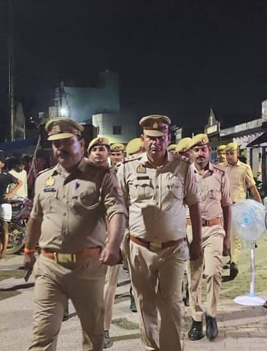 #SPHts के निर्देशन मे जनपद में शान्ति, सुरक्षा व कानून व्यवस्था को सुदृढ बनाये रखने हेतु थाना सहपऊ पुलिस द्वारा थाना क्षेत्र में पर्याप्त पुलिस बल के साथ पैदल गश्त कर सुरक्षा व्यवस्था का लिया जायजा। #UPPolice https://t.co/rx4m4ck7wb