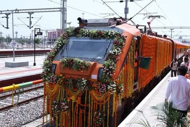 जयपुर (खातीपुरा)-दरभंगा अमृत भारत एक्सप्रेस ट्रेन की पहली ट्रिप को यात्रियों का शानदार रिस्पॉन्स, 100% टिकट बुकिंग
@followers @top fans News 24 Udaipur North Western Railway Ministry of Railways, Government of India Bhajanlal Sharma Ashwini Vaishnaw
#railway #RailwayNews #RajasthanNews
दिनांक 21.06.2026 से प्रारम्भ हुई जयपुर (खातीपुरा)-दरभंगा अमृत भारत एक्सप्रेस ट्रेन की 22.06.2026 को पहली नियमित ट्रिप में यात्रियों का शानदार रिस्पॉन्स मिला है। इस ट्रेन में आरक्षित श्रेणी की सभी सीटों की 100% टिकट बुकिंग दर्ज की गई है।
दिनांक 21 मई 2026 को जयपुर से दरभंगा की अमृत भारत ट्रेन का माननीय रेल मंत्री श्री अश्विनी वैष्णव और माननीय मुख्यमंत्री, राजस्थान श्री भजनलाल शर्मा तथा माननीय मुख्यमंत्री, बिहार श्री सम्राट चौधरी ने हरी झंडी दिखाकर रवाना किया था। जयपुर से दरभंगा के लिए प्रतिदिन सीधी ट्रेन की लंबे समय से मांग की जा रही थी और यह मांग पूरी होने पर इस रेल सेवा को शानदार रिस्पॉन्स मिलने की उम्मीद थी। जयपुर (खातीपुरा)-दरभंगा की पहली ही ट्रेन में 100% टिकट बुकिंग इसकी लोकप्रियता को दर्शाती है।
उल्लेखीय है कि 21 मई 2026 को खातीपुरा स्थित मेगा कोचिंग टर्मिनल का भी शुभारंभ किया गया था और इसी कोचिंग टर्मिनल में जयपुर (खातीपुरा)-दरभंगा अमृत भारत एक्सप्रेस के अनुरक्षण और रखरखाव का कार्य किया जाएगा।
जयपुर (खातीपुरा)-दरभंगा अमृत भारत एक्सप्रेस ट्रेन राजस्थान में कार्यरत बिहार के प्रवासी श्रमिकों, विद्यार्थियों और व्यवसायियों के लिए विशेष रूप से लाभकारी सिद्ध होगी। साथ ही, बिहार और राजस्थान के बीच पर्यटन एवं व्यापारिक गतिविधियों को नई गति मिलेगी। अमृत भारत ट्रेन से यात्रियों को अधिक सुविधाजनक, समयबद्ध और किफायती यात्रा का विकल्प प्राप्त होगा।
अमृत भारत एक्सप्रेस में अत्याधुनिक कोच से सुसज्जित ट्रेन हैं, जो संरक्षित, आरामदायक तथा उच्च गति के अनुरूप डिजाइन किए गए हैं। ट्रेन में बेहतर द्वितीय शयनयान एवं साधारण श्रेणी कोच, एलईडी प्रकाश प्रणाली, मोबाइल चार्जिंग पॉइंट, आधुनिक सूचना एवं उद्घोषणा प्रणाली तथा स्वच्छ शौचालय जैसी उन्नत सुविधाएं प्रदान की गई हैं।