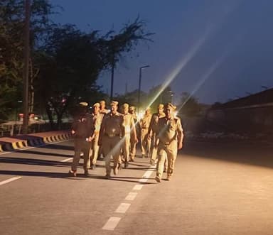 #SPHts के निर्देशन मे जनपद में शान्ति, सुरक्षा व कानून व्यवस्था को सुदृढ बनाये रखने हेतु थाना चन्दपा पुलिस द्वारा थाना क्षेत्र में पर्याप्त पुलिस बल के साथ पैदल गश्त कर सुरक्षा व्यवस्था का लिया जायजा। #UPPolice https://t.co/YZONQVdA99