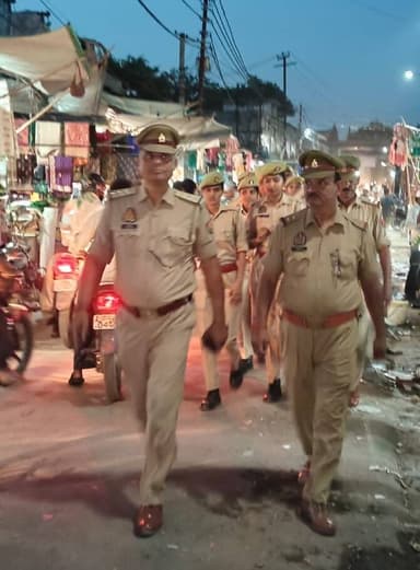 #SPHts के निर्देशन मे जनपद में शान्ति, सुरक्षा व कानून व्यवस्था को सुदृढ बनाये रखने हेतु थाना सादाबाद पुलिस द्वारा थाना क्षेत्र में पर्याप्त पुलिस बल के साथ पैदल गश्त कर सुरक्षा व्यवस्था का लिया जायजा। #UPPolice https://t.co/6QkibgLo5p