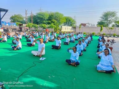 नारायणपुरा फी प्लाजा (एनएच- 48) पर यूईपीएल स्टाफ ने उत्साहपूर्वक मनाया 12वां अंतर्राष्ट्रीय योग दिवस
@followers @top fans News 24 Udaipur National Highways Authority of India - NHAI
#yoga #yogaforeveryone #udaipur #viralpost #nonfollowers
उदयपुर, 22 जून। 12वें अंतर्राष्ट्रीय योग दिवस के अवसर पर, राष्ट्रीय राजमार्ग-48 स्थित नारायणपुरा फी प्लाजा पर उचित एक्सप्रेसवेज प्राइवेट लिमिटेड (यूईपीएल) के स्टाफ द्वारा योग दिवस बड़े ही उत्साह और उमंग के साथ मनाया गया। कार्यक्रम में कंपनी के अधिकारियों और कर्मचारियों ने सामूहिक रूप से विभिन्न योग आसन और प्राणायाम किए।
आयोजन एसपीवी हेड सूर्य प्रताप सिंह और इंतजार हुसैन के कुशल निर्देशन और देख-रेख में सफलतापूर्वक संपन्न हुआ। कार्यक्रम का मुख्य उद्देश्य स्टाफ के बीच स्वास्थ्य, मानसिक शांति और आपसी सद्भाव को बढ़ावा देना रहा। योग सत्र के दौरान उपस्थित सभी स्टाफ सदस्यों को दैनिक जीवन में योग को शामिल करने तथा शारीरिक व मानसिक रूप से पूरी तरह फिट रहने की शपथ दिलाई गई। इस अवसर पर एस.पी.वी. हैड ने कहा कि आज की व्यस्त जीवनशैली में कार्यस्थल पर ऊर्जावान और तनाव मुक्त रहने के लिए योग बेहद जरूरी है। यह न केवल हमारी कार्यक्षमता बढ़ाता है बल्कि जीवन में सकारात्मकता भी लाता है।