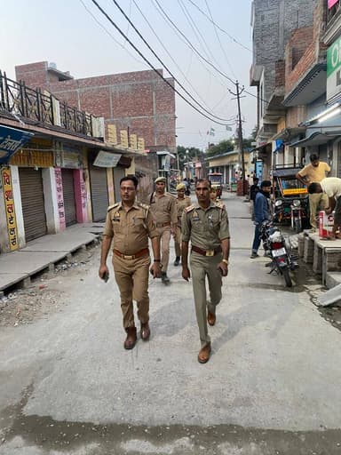 पुलिस अधीक्षक पीलीभीत के निर्देशन में थाना जहानाबाद पुलिस द्वारा अपराध नियंत्रण, शान्ति एवं कानून-व्यवस्था सुदृढ़ बनाए रखने हेतु मुख्य मार्गों, बाजारों व भीड़-भाड़ वाले क्षेत्रों में फुट पेट्रोलिंग कर सतर्क निगरानी की गई।
#UPPolice https://t.co/Fv1EYRXq6c