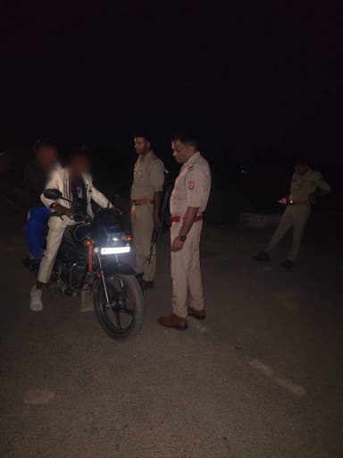 पुलिस अधीक्षक पीलीभीत के निर्देशन में थाना सेहरामऊ उत्तरी पुलिस द्वारा शान्ति एवं सुरक्षा व्यवस्था को सुदृढ़ बनाए रखने हेतु थाना बॉर्डर एवं प्रमुख स्थानों पर संदिग्ध वाहन एवं व्यक्तियों की सघन चेकिंग की जा रही है तथा संदिग्ध गतिविधियों पर कड़ी निगरानी रखी जा रही है।
@Uppolice https://t.co/CRPrhdTK4T