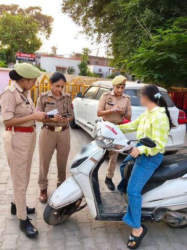 पुलिस अधीक्षक पीलीभीत के निर्देशन में महिला थाना पुलिस द्वारा शान्ति एवं सुरक्षा व्यवस्था को सुदृढ़ बनाए रखने हेतु थाना बॉर्डर एवं प्रमुख स्थानों पर संदिग्ध वाहन एवं व्यक्तियों की सघन चेकिंग की जा रही है तथा संदिग्ध गतिविधियों पर कड़ी निगरानी रखी जा रही है।
@Uppolice https://t.co/jJzQonAClF