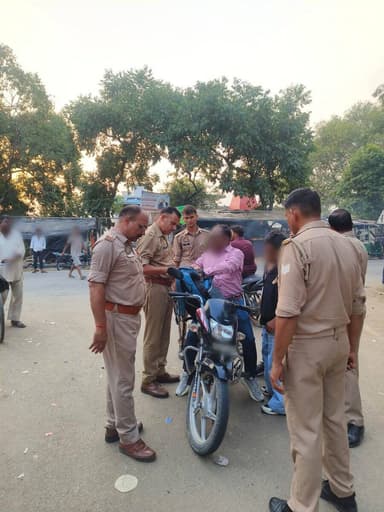 पुलिस अधीक्षक पीलीभीत के निर्देशन में थाना न्यूरिया पुलिस द्वारा शान्ति एवं सुरक्षा व्यवस्था को सुदृढ़ बनाए रखने हेतु थाना बॉर्डर एवं प्रमुख स्थानों पर संदिग्ध वाहन एवं व्यक्तियों की सघन चेकिंग की जा रही है तथा संदिग्ध गतिविधियों पर कड़ी निगरानी रखी जा रही है।
@Uppolice https://t.co/BLm8qvPYbc