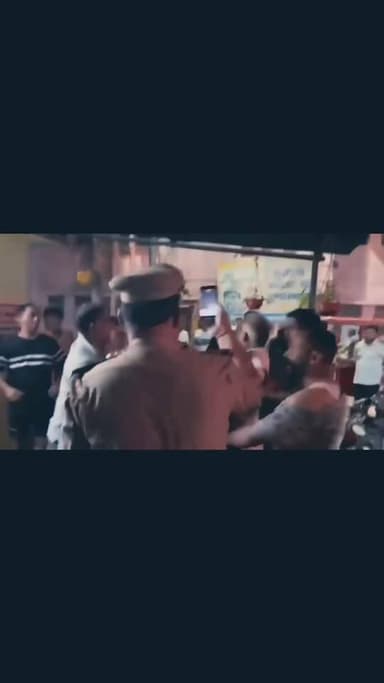 उत्तर प्रदेश के मिर्जापुर में बनी पुलिस चौकी के अंदर घुसकर पुलिसकर्मियों के साथ लोगों ने की मारपीट। #uttarpadesh #viral #facebookreels