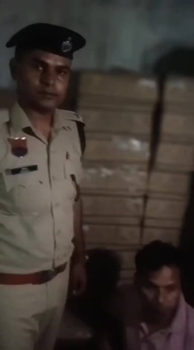 अवैध शराब सहित 1 आरोपी काबू।
कब्जा से 49 पेटी अवैध देशी शराब व 35 पव्वे अवैध अंग्रेजी शराब बरामद।
गुरुग्राम, गौरव गर्ग, 22 जून । 21 जून को पुलिस चौकी बार गुर्जर पुलिस थाना खेड़की दौला, गुरुग्राम की पुलिस टीम ने विश्वसनीय सूत्रों से प्राप्त सूचना पर कार्यवाही करते हुए अवैध शराब सहित 1 आरोपी झुग्गी गांव नौरंगपुर, गुरुग्राम से काबू किया। आरोपी की पहचान विशाल उर्फ टिंकू (उम्र 43 वर्ष) निवासी स्यनों जिला मैनपुरी (उत्तर-प्रदेश) हाल निवासी गांव नौरंगपुर, गुरुग्राम के रूप में हुई है।
पुलिस टीम द्वारा काबू किए गए उपरोक्त आरोपी के कब्जा से कुल 49 पेटी अवैध देशी शराब व 35 पव्वे अवैध अंग्रेजी शराब बरामद होने पर आरोपी के विरुद्ध थाना खेड़की दौला, गुरुग्राम मे आबकारी अधिनियम की संबंधित धाराओं के तहत अभियोग अंकित किया गया।
पुलिस पूछताछ में ज्ञात हुआ कि आरोपी ने नौरंगपुर में बनी झुग्गियों के पास में परचून की दुकान कर रखी है तथा वहीं पर किराए पर ली हुई झुग्गी में अवैध शराब रखी हुई थी जिसको आरोपी बेचने का काम करता था।
आरोपी के आपराधिक रिकॉर्ड अवलोकन से ज्ञात हुआ कि आरोपी पर एक्साइज एक्ट के तहत 2 अभियोग पहले भी जिला गुरुग्राम में अंकित है।
अभियोग में नियमानुसार आगामी कार्यवाही की जाएगी। अभियोग का अनुसंधान जारी है।