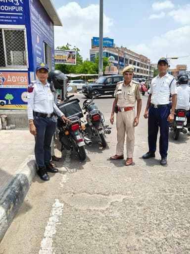 Flying Enforcement Team
जोधपुर पुलिस द्वारा क्षेत्र में सतत निगरानी रखते हुए नियमों की पालना सुनिश्चित की जा रही है।
यातायात नियम उल्लंघन एवं संदिग्ध गतिविधियों पर त्वरित कार्रवाई कर कानून व्यवस्था बनाए रखने के लिए पूरी तरह मुस्तैद है #जोधपुर_पुलिस 🚔
#JodhpurPolice https://t.co/EmPWXlZdAH